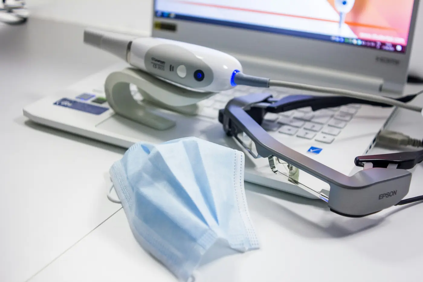 Escáner intraoral, portátil y gafas de realidad aumentada en el puesto de trabajo