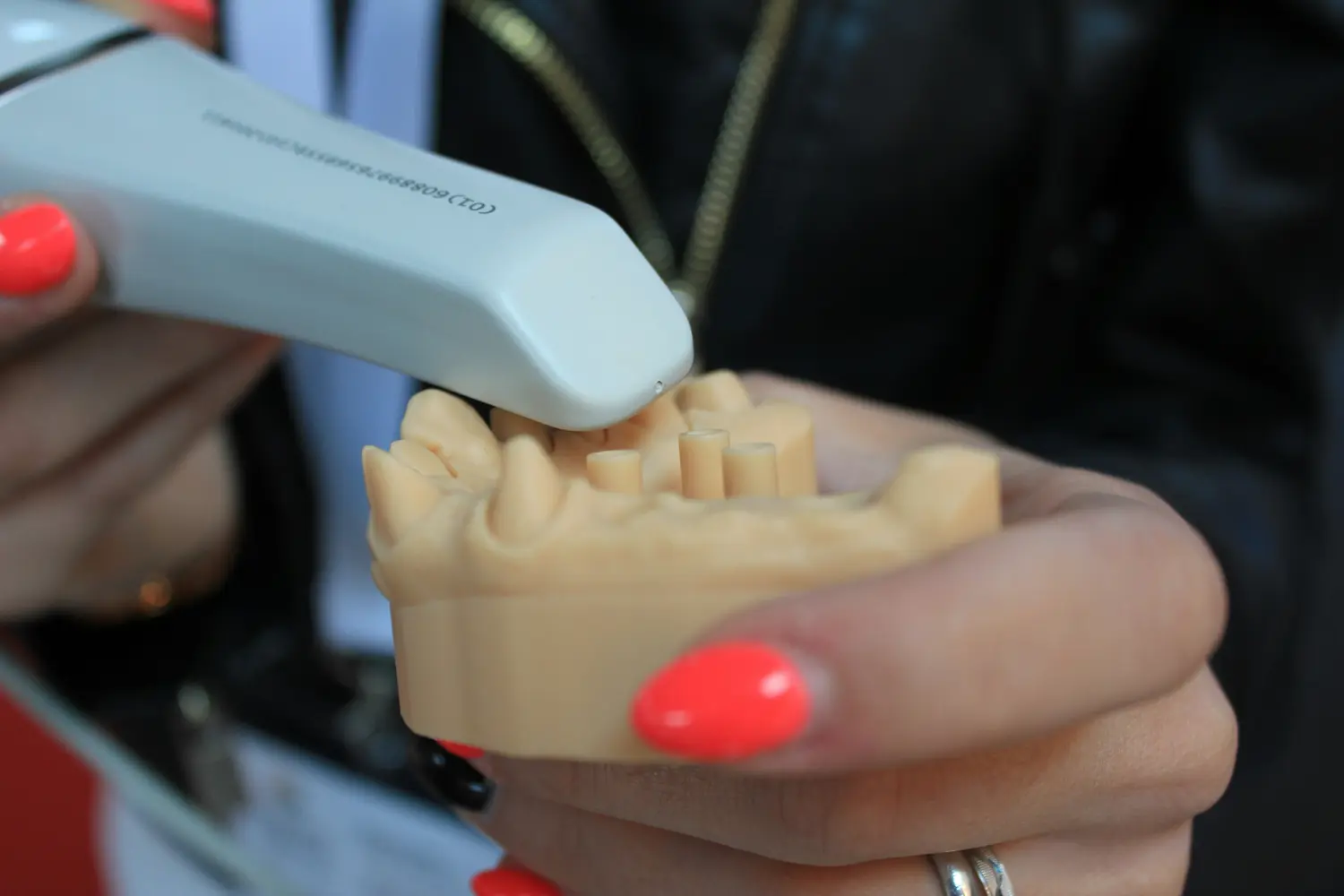 Escáner intraoral sobre un modelo impreso en 3D